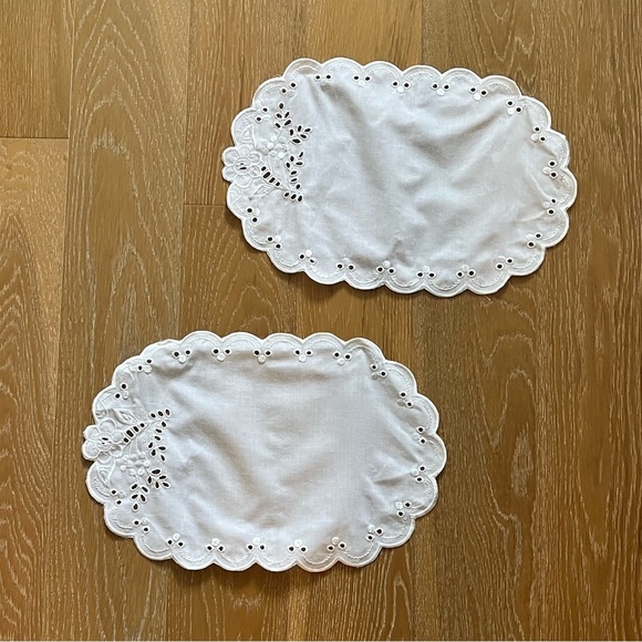 Elegant White Lace Placemats - Picture 5 of 11